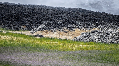 Millares de toneladas de neumáticos continúan acumulados en el vertedero de Seseña.- EFE