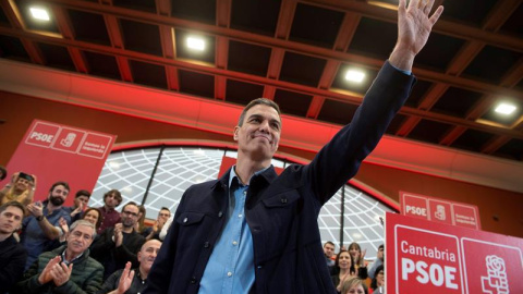 El presidente del Gobierno de España y secretario general del PSOE, Pedro Sánchez, a su llegada al acto de presentación del candidato a la alcaldía de Santander en las elecciones del 26 de mayo, Pedro Casares, este domingo en el Paraninfo d