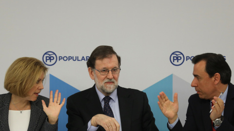 El presidente del Gobierno, Mariano Rajoy, con la secretaria general María Dolores de Cospedal y Fernando Martínez Maillo al comienzo de una reunión en la sede del Partido Popular (PP). REUTERS