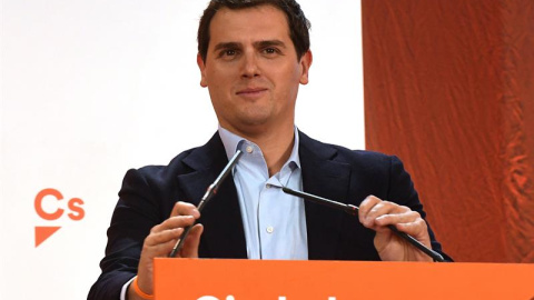 El presidente de Ciudadanos, Albert Rivera, durante su intervención en el encuentro este miércoles en León. EFE/J. Casares