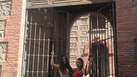 Las dos jóvenes estudiantes en la puerta de la Vieja Cárcel.