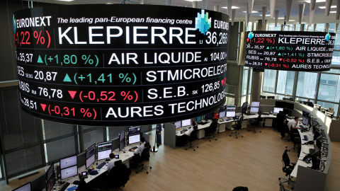 El logo de la empresa Klepierre, entre otros, en un panel informativo de la Bolsa de París. REUTERS/Benoit Tessier