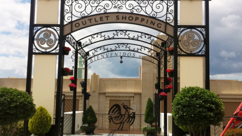 Entrada del complejo de tiendas 'outlet' Las Rozas Village.