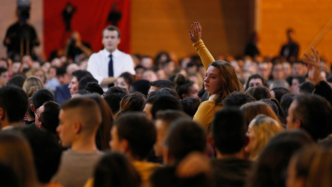 Emmanuel Macron en un encuentro con jóvenes el pasado día jueves. / Reuters