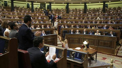 La bancada socialista aplaude a su líder, Pedro Sánchez (i), tras su intervención esta mañana en el Congreso de los Diputados, con la que se ha reanudado hoy la segunda sesión del debate de investidura del líder del PP, Mariano Rajoy (abajo