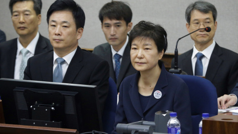 La expresidenta surcoreana Park Geun-hye durante su juicio en el Tribunal del Distrito Central de Seúl (Corea del Sur). EFE