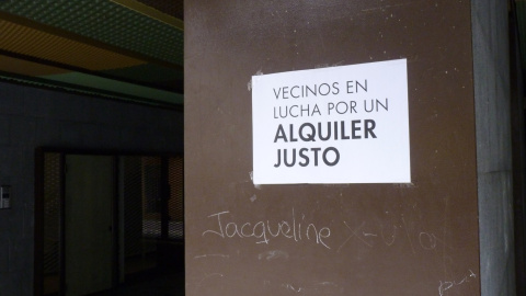 Cartel crítico contra el fenómeno de la gentrificación.- A.B.