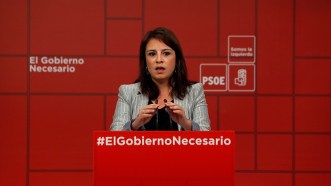 La portavoz del PSOE en el Congreso, Adriana Lastra, durante la rueda de prensa ofrecida en la sede de Ferraz, en Madrid. EFE/J.J. Guillén