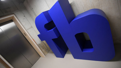 Un logo de Facebook en su sede en Londres. REUTERS/Toby Melville