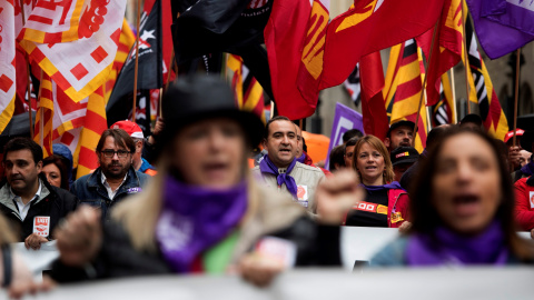 El secretario general de CCOO en Catalunya, Javier Pacheco (detrás d) y el secretario general de UGT en Cataluña, Camil Ros (detrás i) durante la manifestación que los que los principales sindicatos catalanes, CCOO y UGT, han convocado en f