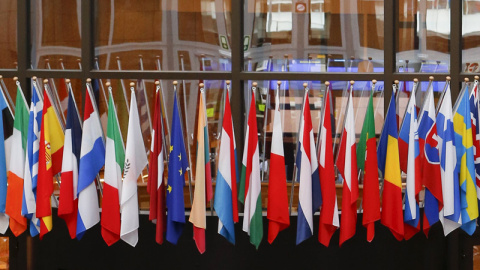 Las banderas de la Unión Europea en una sala de la Comisión / REUTERS