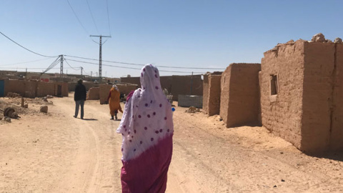 Una mujer andando por Smara, uno de los campamentos de refugiados saharauis en Argelia. / J.G