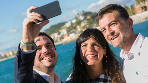 Alberto Garzón (IU) y los parlamentarios andaluces Teresa Rodríguez (Podemos) y Antonio Maíllo (IU). / EFE