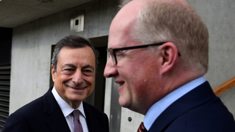 Foto de septiembre de 2017, del presidente del Banco Central Europeo, Mario Draghi, que saluda al gobernador del Banco Central de Irlanda, Philip Lane, en el Trinity College de Dublín. REUTERS / Clodagh Kilcoyne