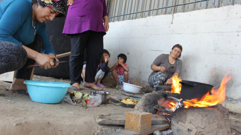 Mujeres cocinando en el campo de Sindos, en los alrededores de Tesalónica. - TOMÁS PARRA