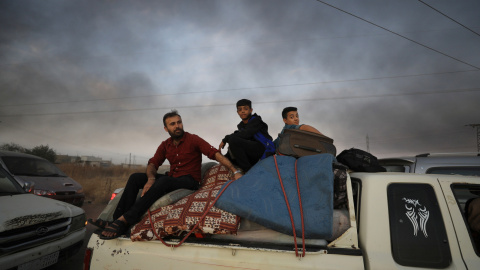 Un grupo de sirios huyen de la ciudad de Ras al Ain.REUTERS/Rodi Said