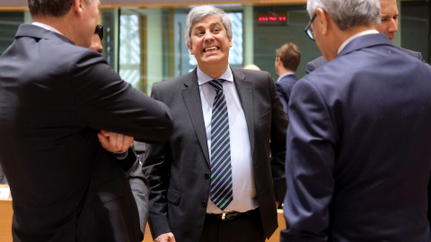 El ministro portugués de Finanzas y presidente del Eurogrupo, Mário Centeno (c), durante la reunión de ministros de Economía y Finanzas de la Eurozona en Bruselas, Bélgica. EFE/ Olivier Hoslet