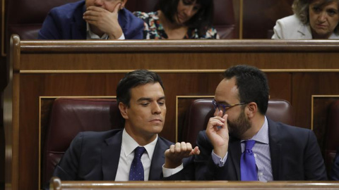 El secretario general del PSOE, Pedro Sánchez, en su escaño junto al diputado Antonio Hernando. - EFE