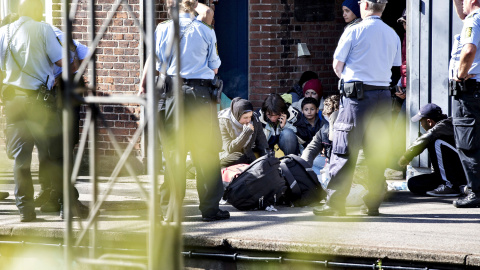 El miércoles dos trenes que llevaban cerca de 240 personas fueron detenidas por la policía danesa en Robdy./ REUTERS