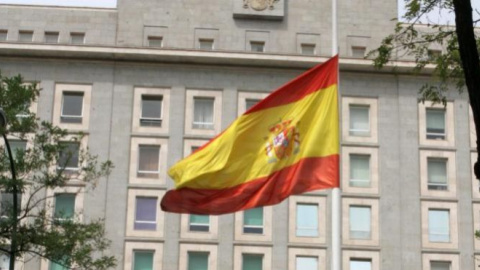 La bandera española a media asta ante la fachada del Ministerio de Defensa, en una imagen de 2015. EFE