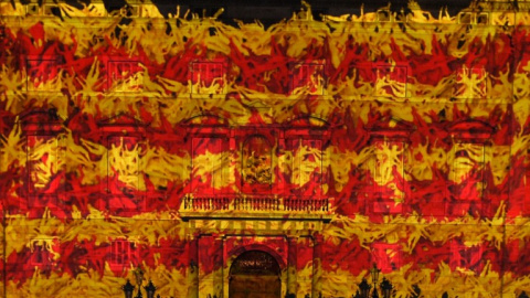 La bandera catalana reflejada en la fachada del Palau de la Generalitat. - AFP