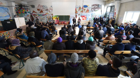 Refugiados en un aula de un centro de acogida de Múnich. - AFP