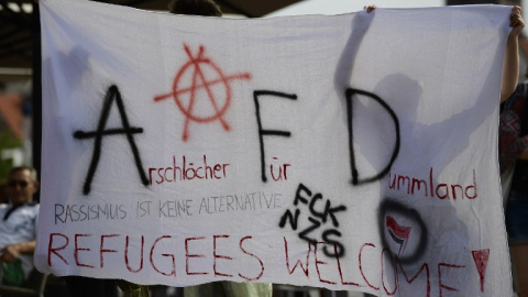 Una pancarta contraria a AfD durante un mitin del partido ultraderechista. - AFP