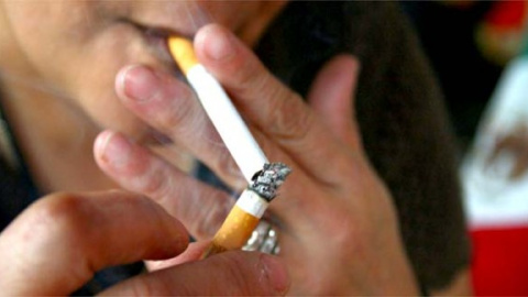 Hace medio siglo los fumadores consumían más tabaco que hoy. / EFE