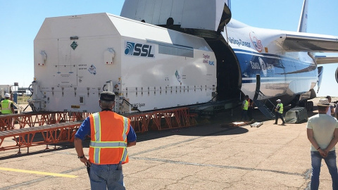 El satélite Amazonas 5, de Hispasat, llega a la base espacial de Baikonur. E.P.