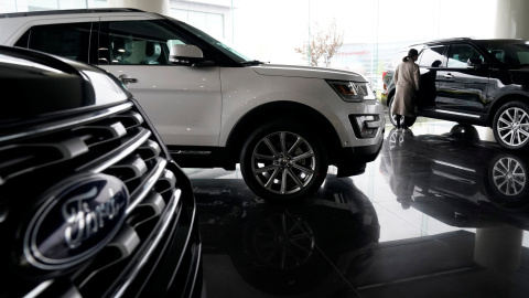 Una mujer examina un vehículo de Ford en un concesionario en Shanghai. REUTERS/Aly Song