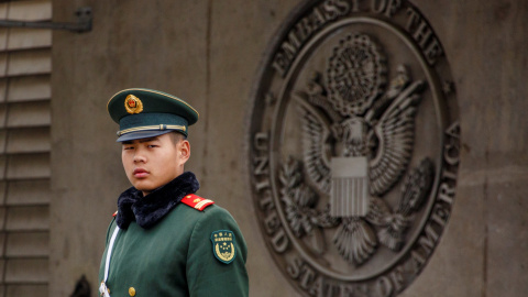 Un policía de guardia en la entrada de la Embajada de EEUU en Pekín. REUTERS/Thomas Peter