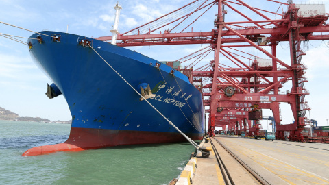 El buque de carga de contenedores 'CSCL Neptune', en el puerto deLianyungang, en la provincia china de Jiangsu. REUTERS