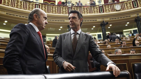 El ministro de Economía en funciones, Luis de Guindos, y José Manuel Soria, en el Congreso. / EP