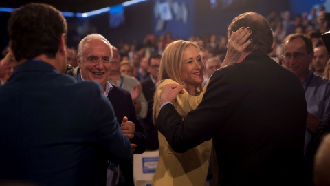 El presidente del Gobierno, Mariano Rajoy (de espaldas), saluda a la presidenta de la Comunidad de Madrid, Cristina Cifuentes, a su llegada esta tarde a la Convención Nacional del partido que se celebra este fin de semana en Sevilla. EFE/Ra