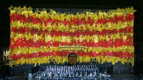 Acto institucional de celebración de la Diada Nacional de Catalunya, celebrado esta noche en la plaza de Sant Jaume de Barcelona, proyectando escenas en la fachada del Palau de la Generalitat. EFE / Andreu Dalmau