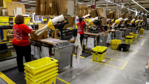 Trabajadores en un centro logístico de Amazon. EFE/ Archivo