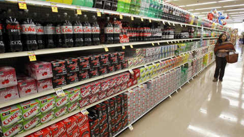 Refrescos azucarados en un supermercado británico. / REUTERS