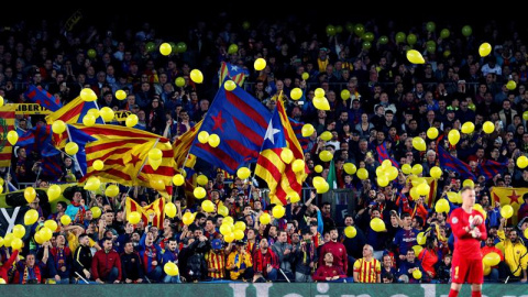 Lanzamiento de globos amarillos en el Nou Camp. / EFE