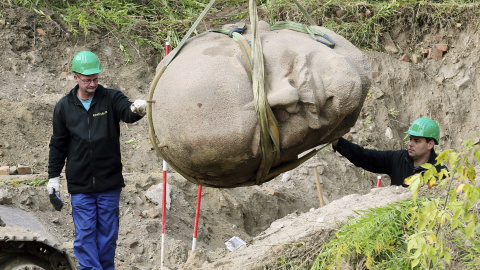 Trabajadores trasladan la cabeza de una escultura de Lenin en un bosque en Berlín (Alemania) hoy, 10 de septiembre de 2015. La cabeza del monumento de Lenin, que fue retirado en 1991, formará parte de la exposición "Revelado. Berlín y sus M