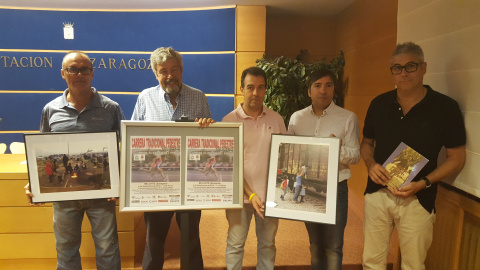 El alcalde de Belchite (centro), con los organizadores de las jornadas de apoyo a los refugiados de la guerra de Siria de este fin de semana.