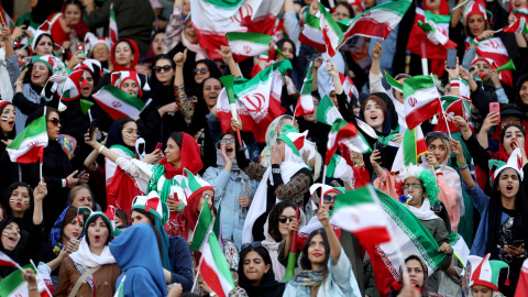 10/10/2019 - Las fanáticas iraníes asisten al partido clasificatorio de la Copa Mundial de la FIFA de Irán - Camboya por primera vez en el estadio Azadi en Teherán (Irán).