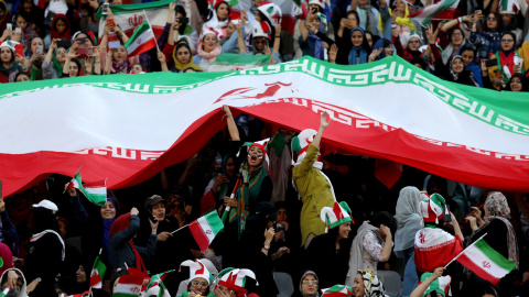 10/10/2019 - Las fanáticas iraníes asisten al partido clasificatorio de la Copa Mundial de la FIFA de Irán - Camboya por primera vez en el estadio Azadi en Teherán (Irán).