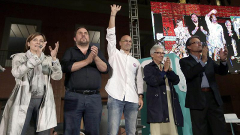 Los candidatos de Junts pel Sí (i-d) Carme Forcadell, Oriol Junqueras, Raul Romeva, Muriel Casals y Artur Mas, durante el acto de inicio de campaña de las elecciones catalanas celebrado esta noche en Barcelona. EFE/Alberto Estévez