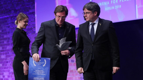 Carles Puigdemont entrega el premio a Álvaro Longoria, director del documental 'Dos Cataluñas' | EFE/Felipe Trueba