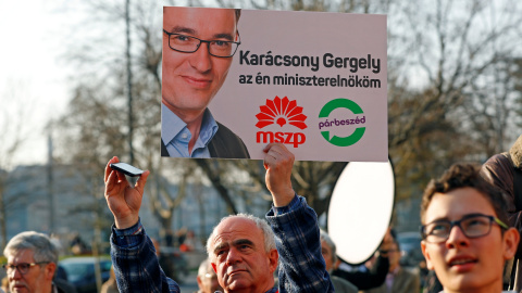 Seguidores del candidato socialista en las elecciones húngaras Gergely Karacsony, en el mitin de cierre de campaña en Budapest. REUTERS/Leonhard Foeger