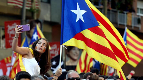 Una joven se hace una foto en la Meridiana de Barcelona donde esta tarde se está celebrando la manifestación con motivo de la Diada. EFE/Toni Albir