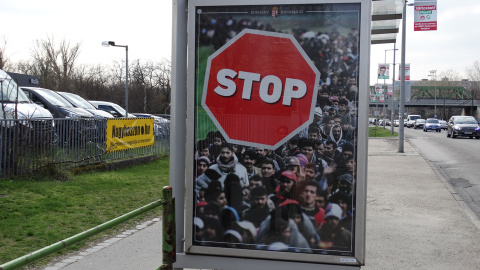 Propaganda de Fidesz, el partido de Viktor Orban, en las paradas de autobús en Budapest. CT.