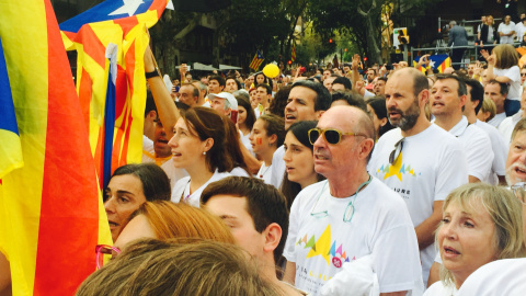 El cantautor Lluís Llach, entre los concentrados en la avenida Meridiana de Barcelona. / MARIÀ DE DELÀS