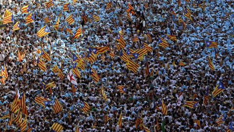 Una gran concentración de personas están reunidas en la avenida Meridiana de Barcelona durante la Via Catalana para celebrar el día de Catalunya. EFE/Alberto Estévez