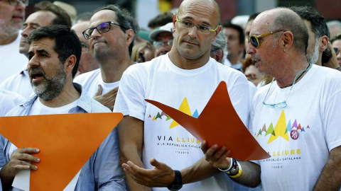 De iz. a der., Jordi Sanchez, Raul Romeva y Lluis Llach, en la manifestación con motivo de la Diada de Cataluña, hoy, en la calle Meridiana de Barcelona. La movilización, bautizada como la 'Vía Libre a la República Catalana" y organizada po